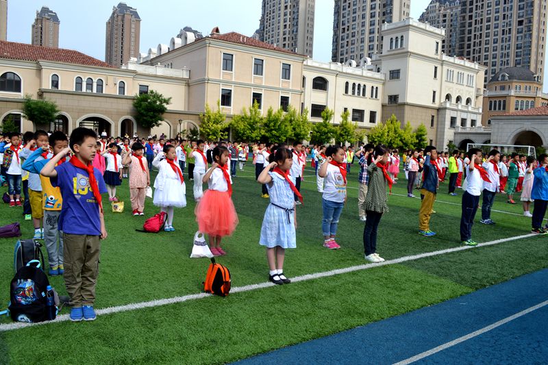 6月1日,大连理工大学附属学校圣克拉校区全体师生,在庄严的国旗下为新